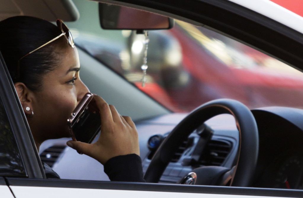 Uso del celular aumentó accidentes por atropellamiento: Cruz Roja