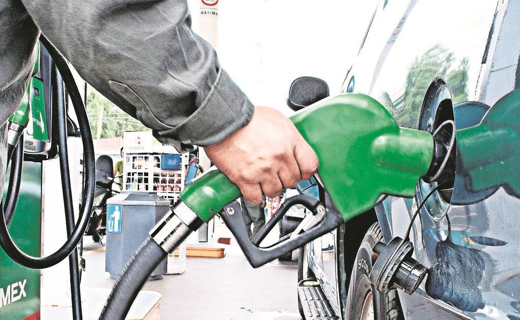 Gasolina cuesta hasta 5 pesos más barata en frontera norte