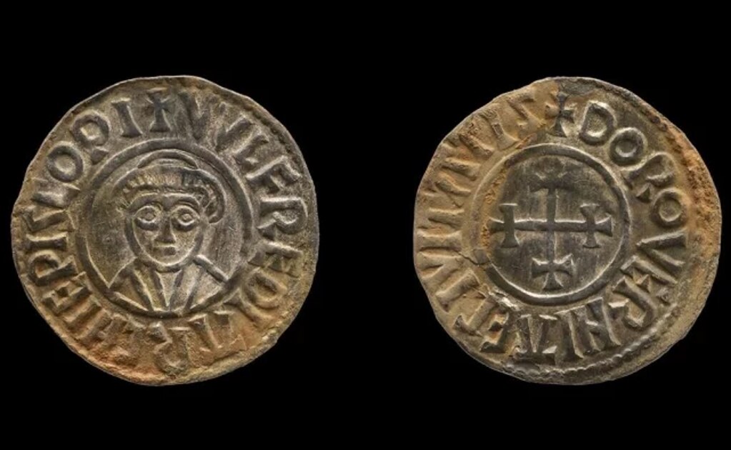 Entre las piezas más preciosas del tesoro vikingo destacan un anillo de oro del siglo IX, un lingote de plata, un colgante de cristal del siglo V y unas 300 monedas (Fotos: AP)