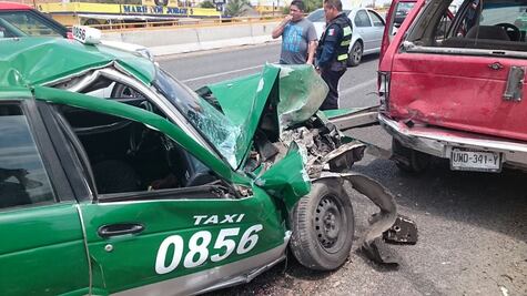 Taxi se impactó con camioneta