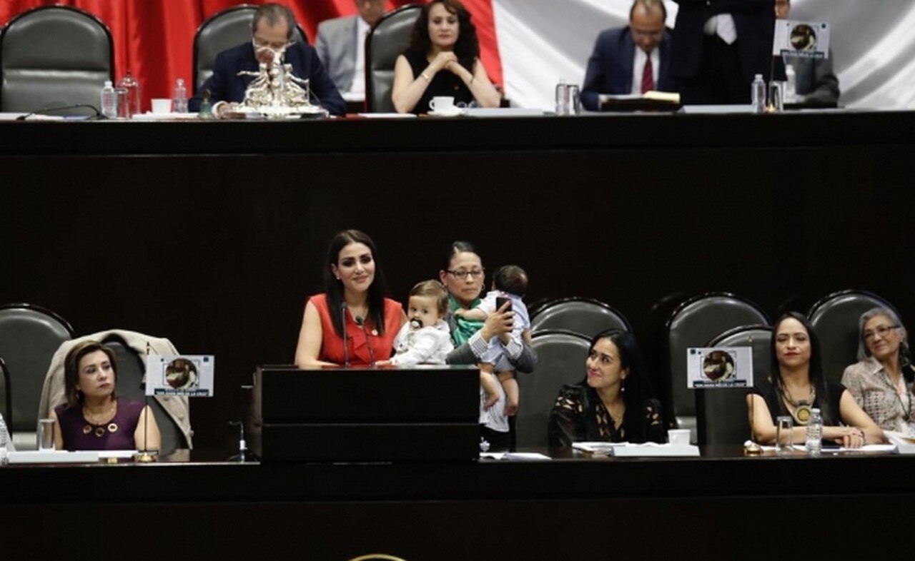 Diputada sube a la tribuna con bebé en brazos y dice: "yo también estoy hasta la madre"