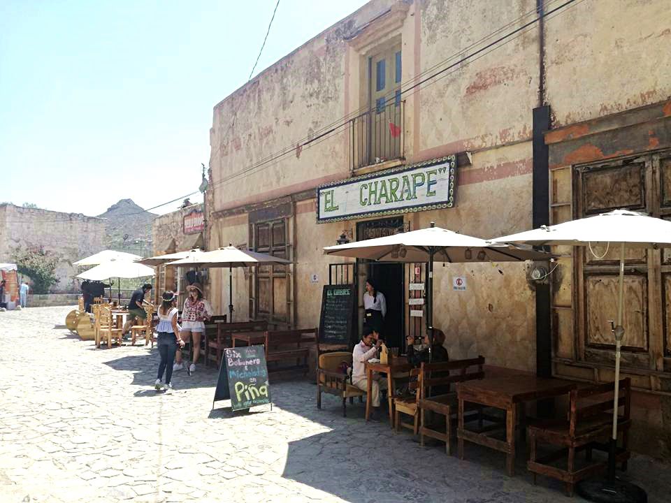 Así se transforman las calles de SLP en set de filmación de la serie "Mal de Amores". Foto: Jazmín Ramírez García