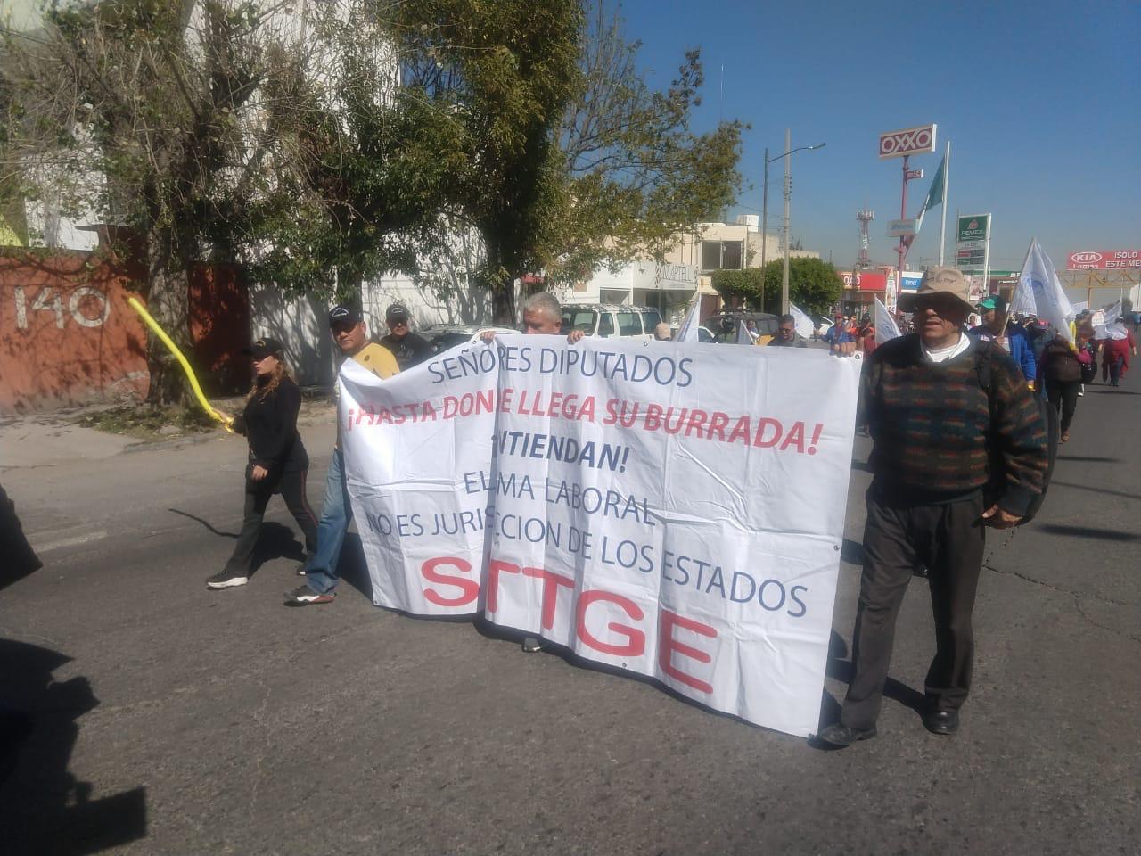 Exige miembros del SITTGE pago de aguinaldos y reinstalaciones