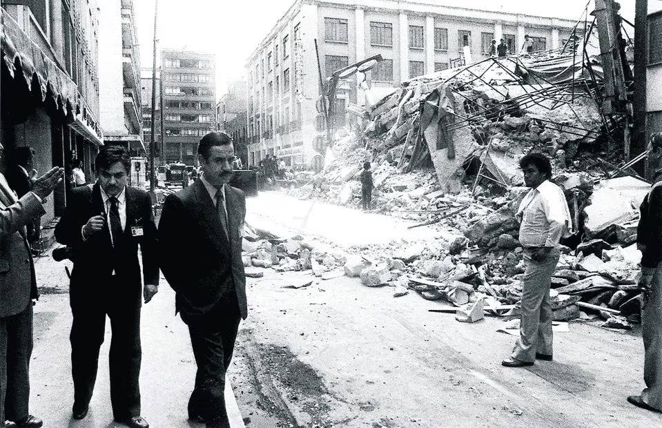 El Licenciado Ealy Ortiz recorrió las calles aledañas al periódico para corroborar los daños ocasionados por el sismo del 19 de septiembre. Foto: Fototeca El Universal