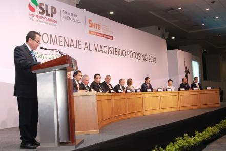 Rinden homenaje a docentes