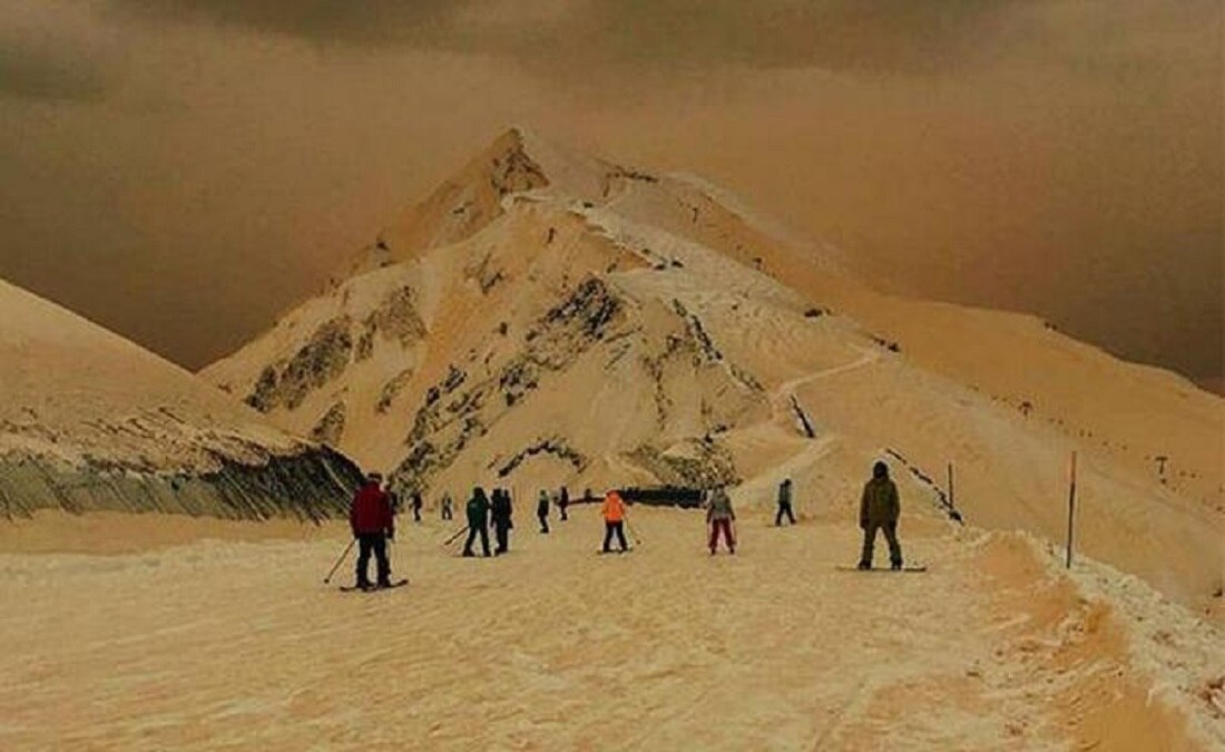 Cae nieve anaranjada en Europa oriental