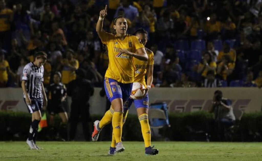  Nayeli Rángel calienta Clásico Regio