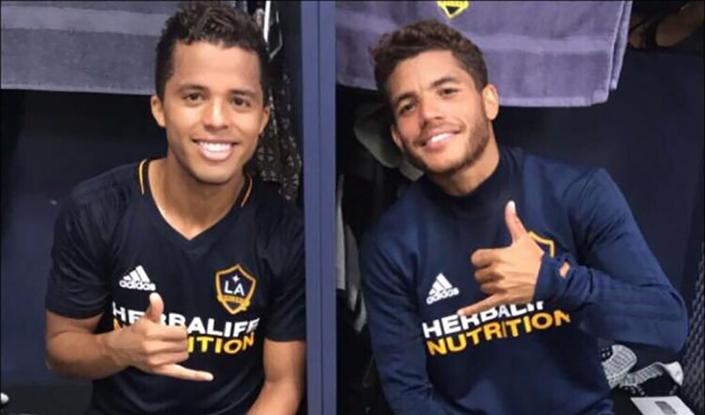 Hermanos Dos Santos, lucen la nueva piel del LA Galaxy