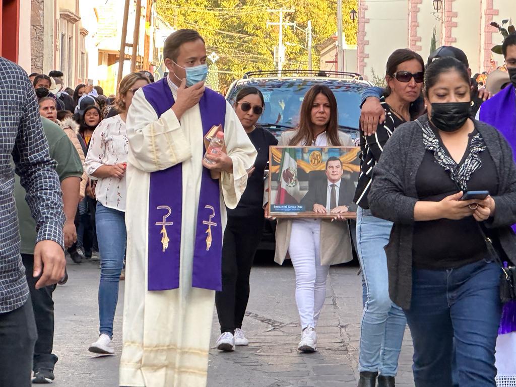 A caballo, con flores y banda reciben restos de Emmanuel Govea en Santa María del Río