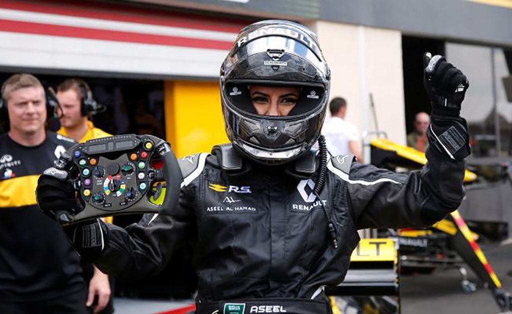 Mujer saudí tripula un F1 para celebrar permiso de conducir en Arabia
