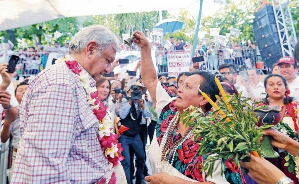 El candidato de la coalición Juntos Haremos Historia (Morena, PES y PT), Andrés Manuel López Obrador, acudió a Tantoyuca, municipio de Veracruz, a que le realizaran una limpia. Foto: VALENTE ROSAS. EL UNIVERSAL