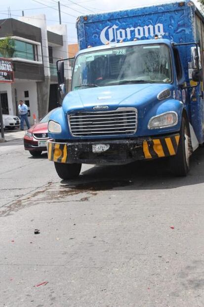 Camión cervecero choca contra vehículo deportivo