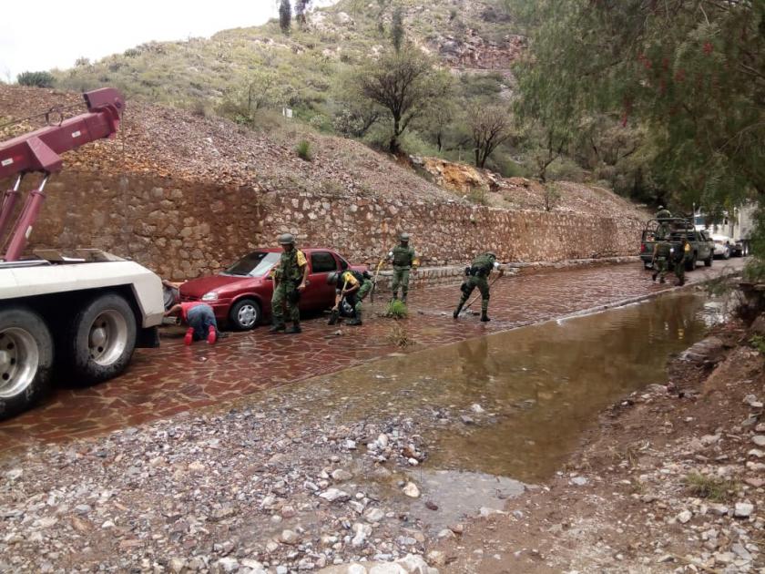 Tromba arrasa con medio centenar de vehículos en Cerro de San Pedro