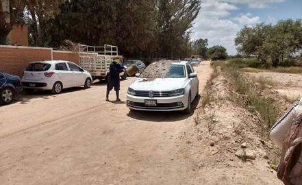 Estudiantes de Agronomía son bañados con lodo y estiércol