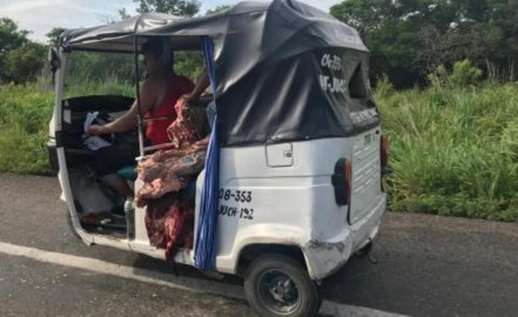 Volcadura de tráiler desata rapiña de carne en Oaxaca
