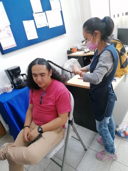 Tras dos años de verlo crecer, Raúl se despidió de su cabello para regalar alegría desde la donación