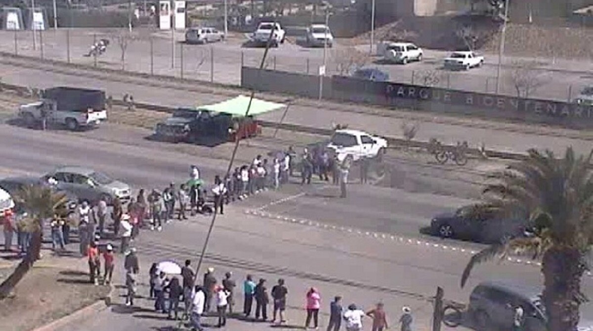 Inconformes realizan bloqueo a tramo federal 