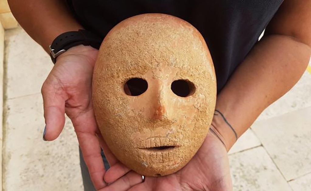 Descubren máscara de piedra de 9 mil años
