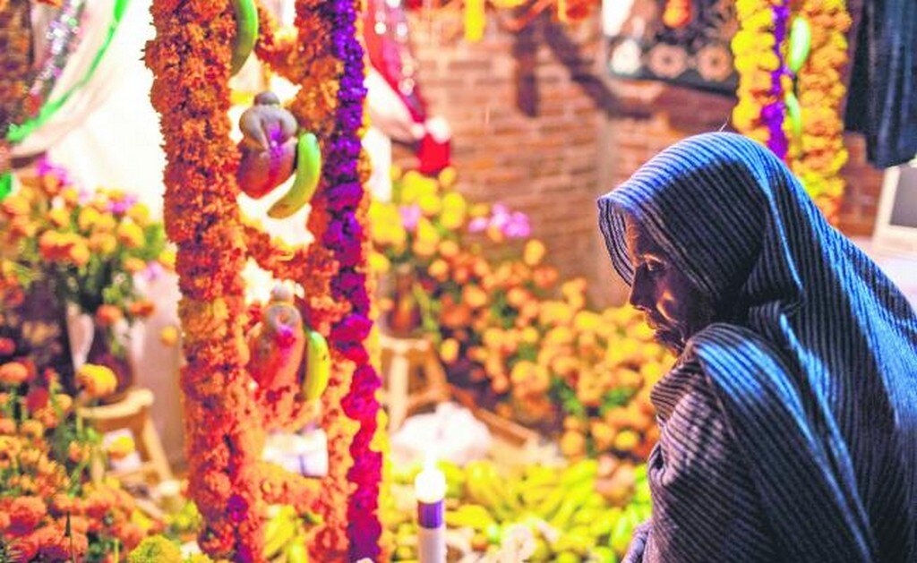  Con coloridos y monumentales altares, honran a sus muertos