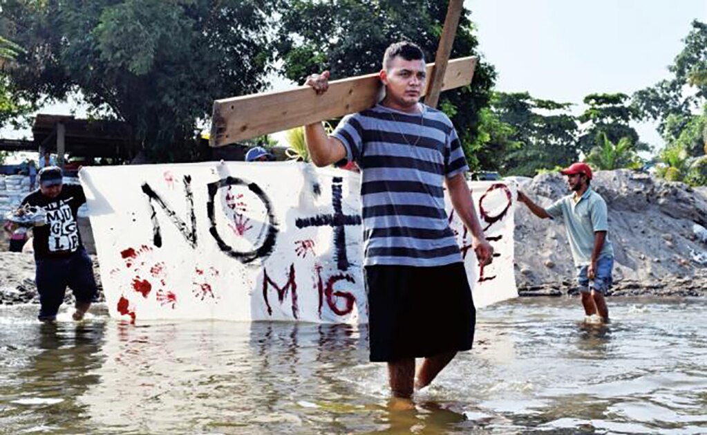 Un migrante salvadoreño cruza el río Suchiate, en la frontera entre Guatemala y México, en esta imagen de 2017 (JOSÉ TORRES. REUTERS)