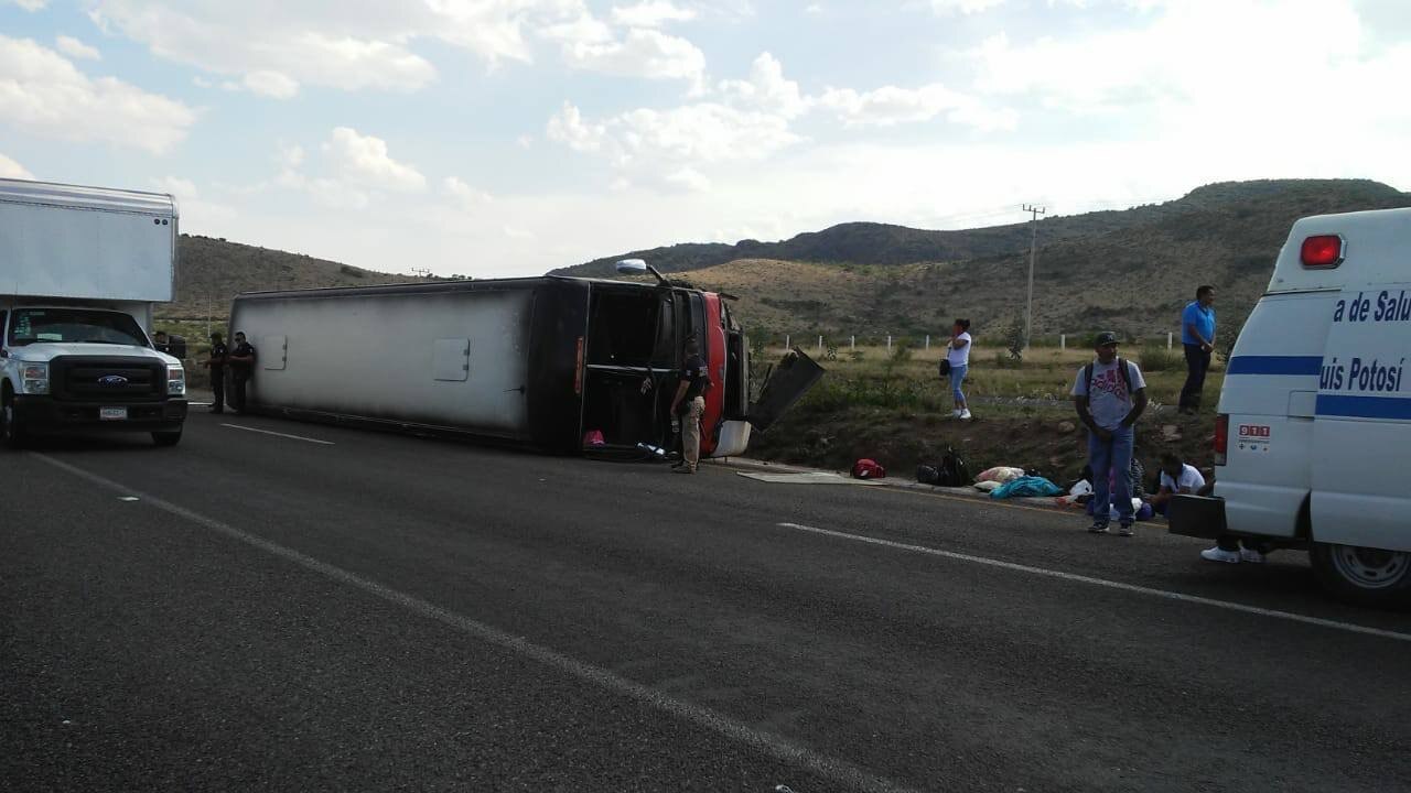 Fallece chófer de autobús en volcadura
