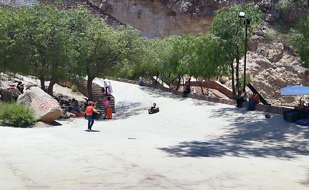 Resbaladilla sobre cajas en la presa de San José, diversión que une a las generaciones en SLP