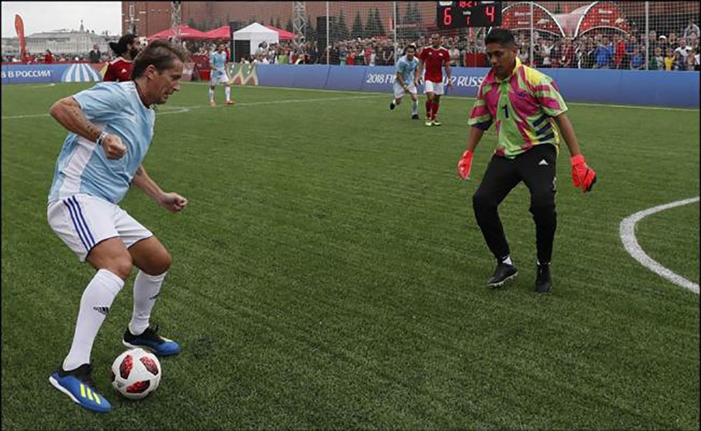 Golean a Jorge Campos en partido de leyendas en Rusia