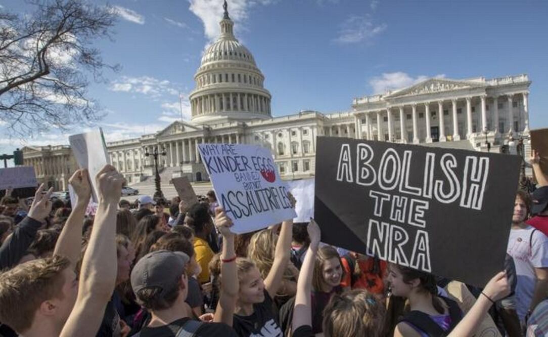 Alrededor de 100 estudiantes de la escuela Marjory Stoneman Douglas viajaron 640 kilómetros en tres autobuses (Foto: AP)