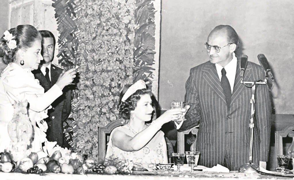 En México, hasta en la hora del té siguieron a la Reina Isabel