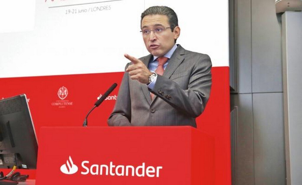 Bernardo González, titular de la Comisión Nacional Bancaria y de Valores, en su presentación durante el 17 encuentro Santander América Latina. Foto: CORTESÍA