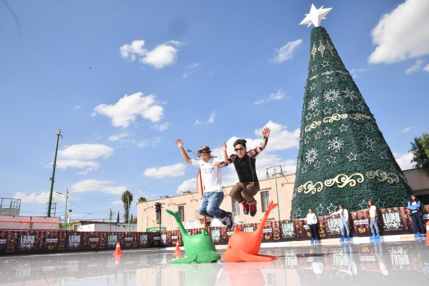 Pista de hielo gratuita en el municipio de Soledad, SLP. Foto: Especial
