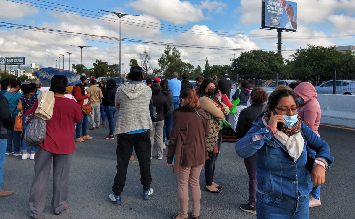 Docentes bloquean avenida Salvador Nava tras protestar en inmediaciones de SEGE