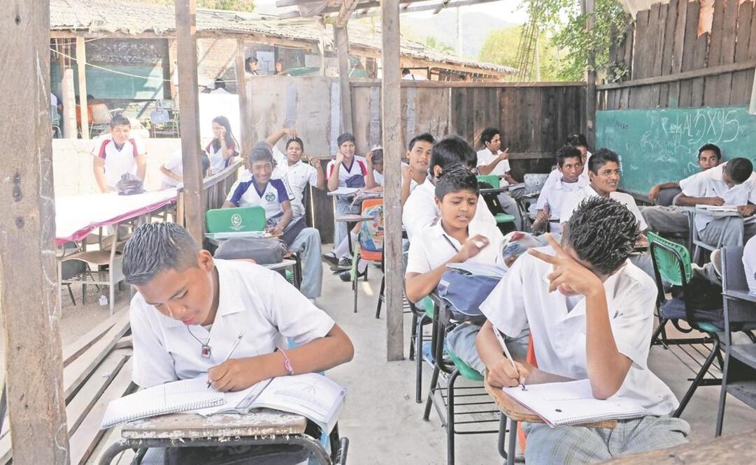 El dinero gastado por la administración del presidente Enrique Peña Nieto en la reforma educativa habría alcanzado para reconstruir, remodelar o reparar la cuarta parte de las 200 mil escuelas públicas que existen en el país. Foto: ARCHIVO EL UNIVERSAL