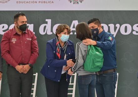 Gallardo y Delfina Gómez Álvarez entregan útiles escolares, zapatos y mochilas a estudiantes de SLP
