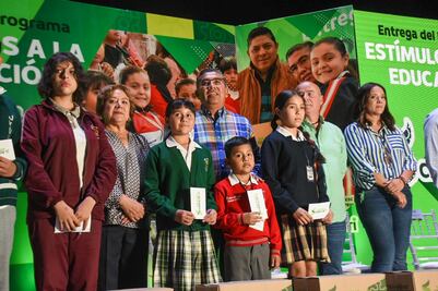 Alcalde de Soledad entrega estímulos económicos a estudiantes con excelencia académica  