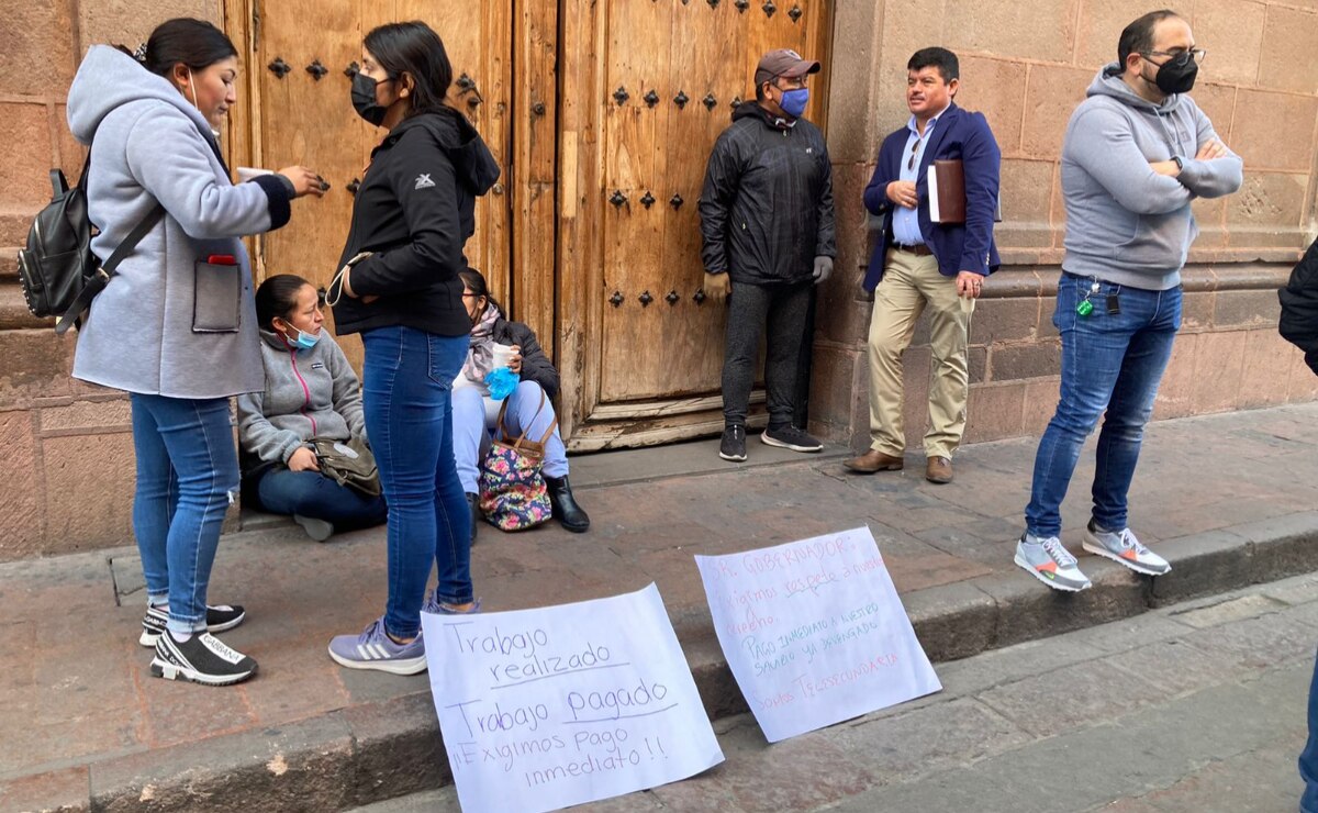 Maestros de telesecundaria se manifiestan en inmediaciones de Palacio de Gobierno de SLP