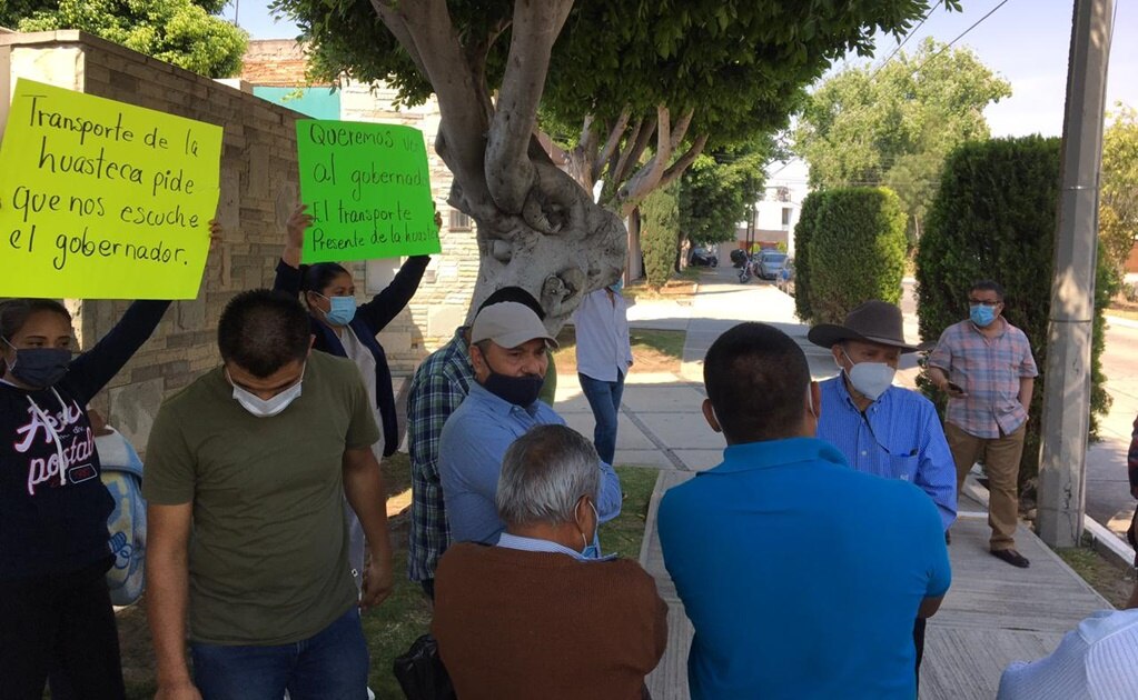 Choferes de transporte de la Huasteca protestan afuera de Casa San Luis