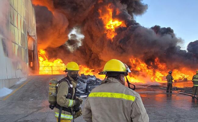 Aire en SLP se recupera tras incendio industrial; continúan evaluaciones