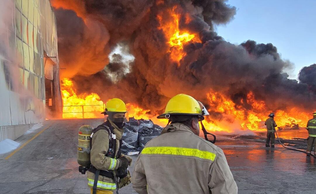 Aire en SLP se recupera tras incendio industrial; continúan evaluaciones. Foto: Especial