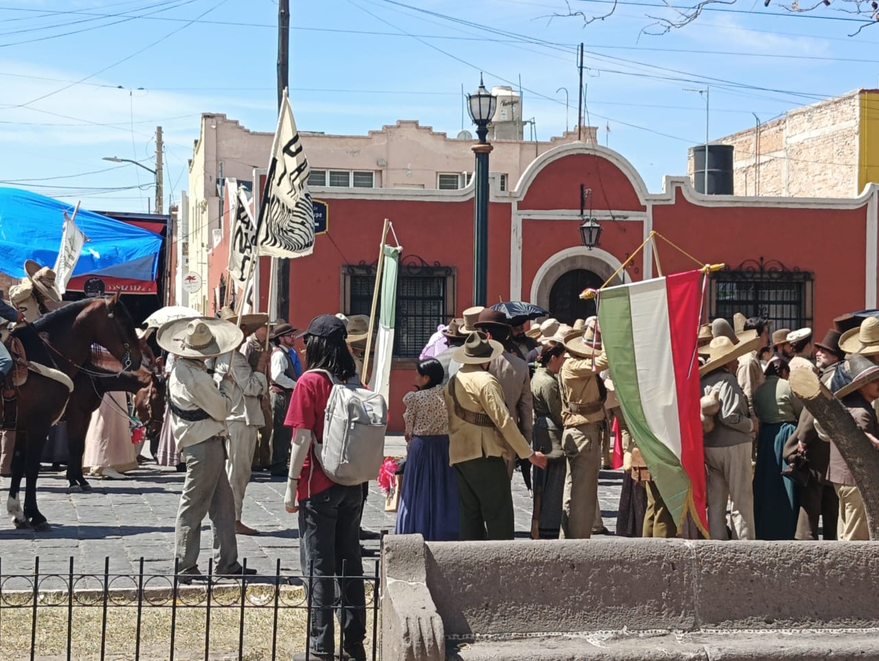 Así se transforman las calles de SLP en set de filmación de la serie "Mal de Amores". Foto: Jazmín Ramírez García