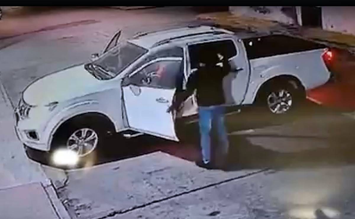 VIDEO. A mano armada, roban camioneta a mujer y a su hijo en calles de SLP