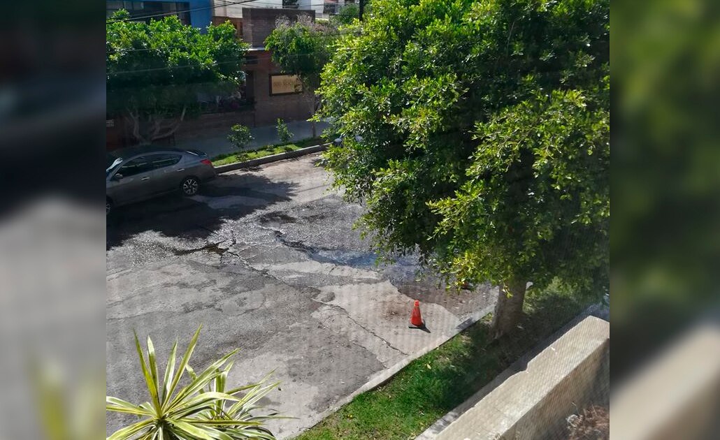 Denuncian desperdicio de agua en plaza comercial de Lomas