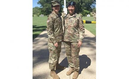 Hermanas hacen historia en Ejército de EU al ser ascendidas de rango