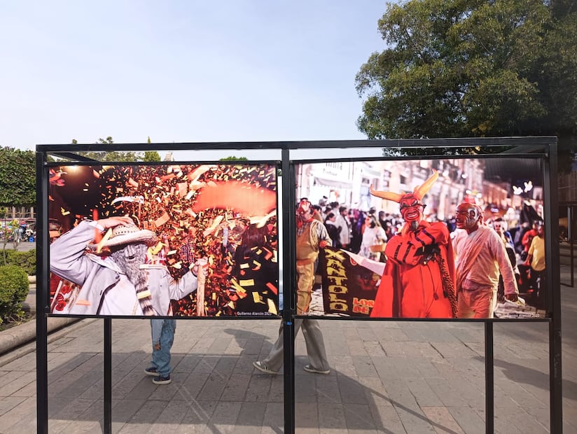 La expo muestra a las comparsas del Xantolo en diversas partes del mundo.