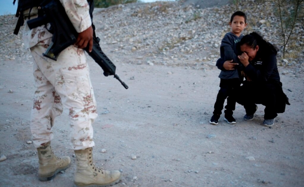 La fotografía de la migrante Lety Pérez que se ha viralizado en redes sociales (Fotos: Reuters)