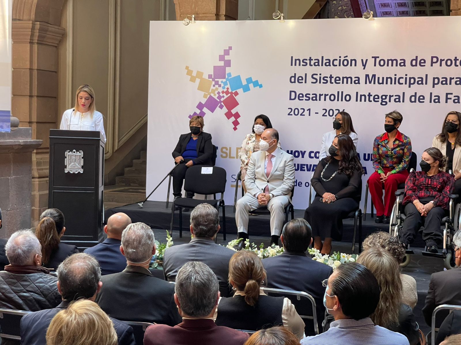 Toman protesta integrantes del DIF en la capital de San Luis Potosí