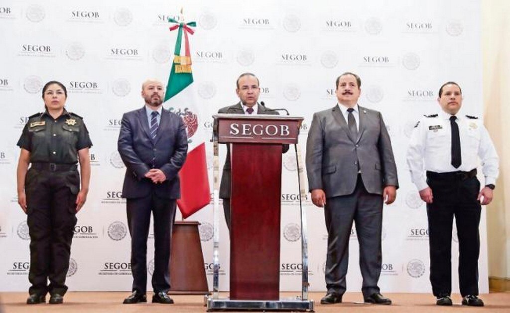 El secretario de Gobernación, Alfonso Navarrete (centro), anunció en mayo pasado que la División Científica de la PF colaboraría en las investigaciones (ARCHIVO EL UNIVERSAL)