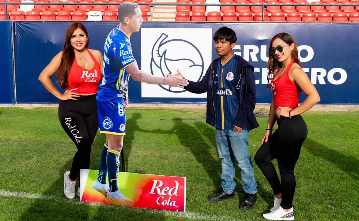 Tunden en redes al Atlético de San Luis por convivencia con jugadores de cartón. Fotos: Especiales