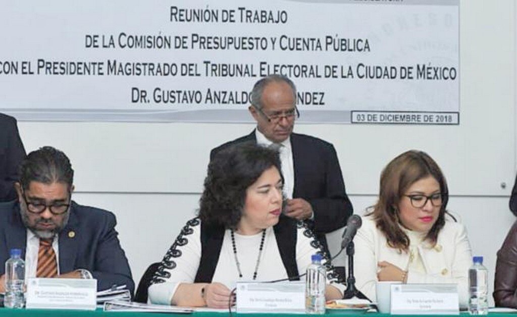 El presidente del Tribunal Electoral local, Gustavo Anzaldo (sentado a la iz q. ), presentó a los diputados capitalinos su propuesta de presupuesto para 2019. Foto: ESPECIAL
