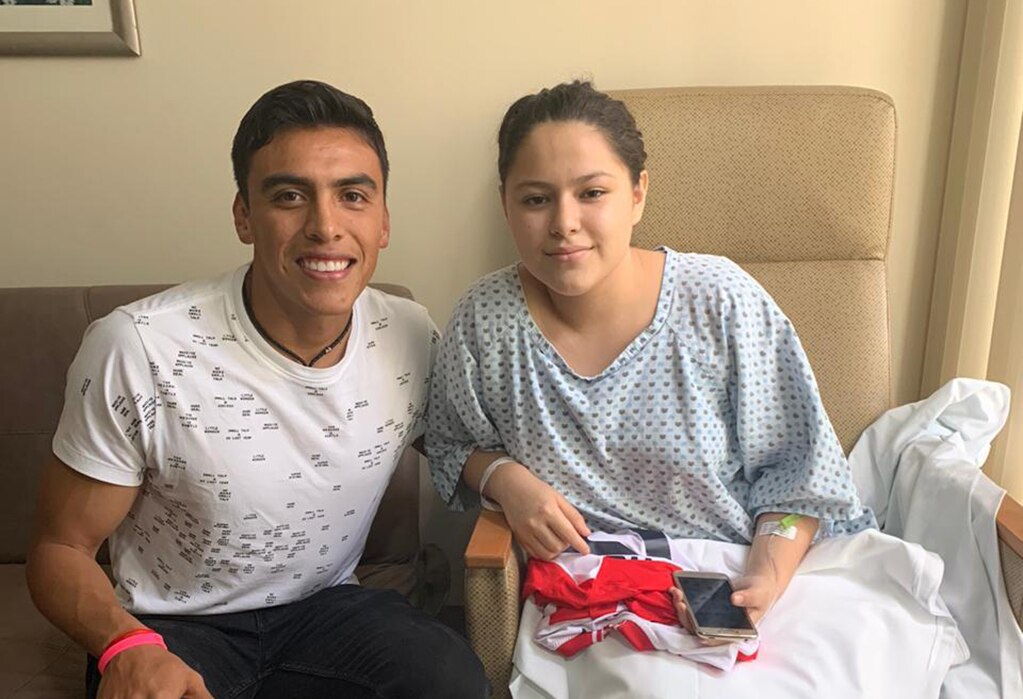 Jugadores del “Atleti” visitan a joven lesionada en el Lastras